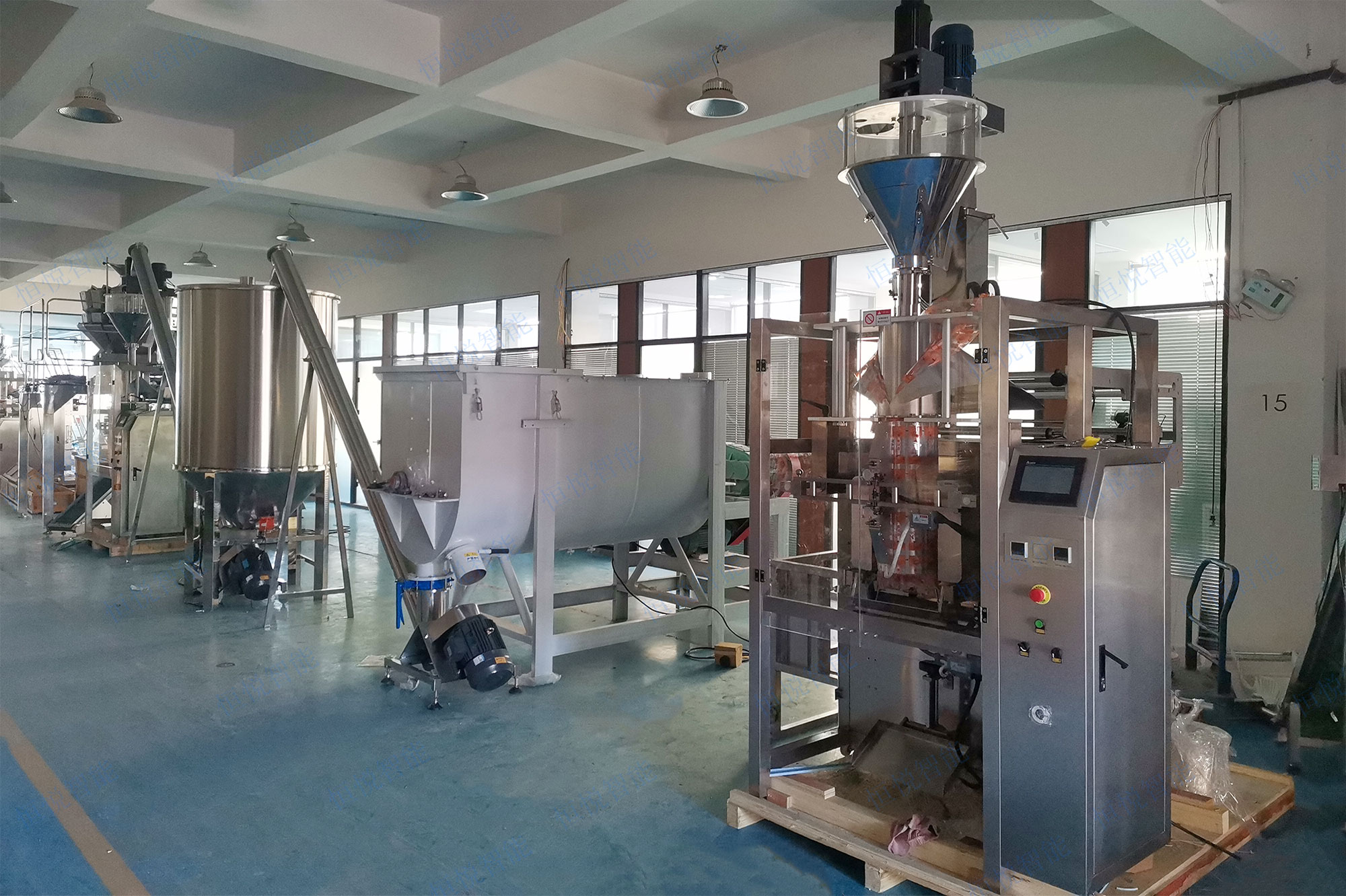 全自動防水涂料包裝機(jī)可以實現(xiàn)涂料、膩子粉、快粘粉、石膏粉等建筑粉料產(chǎn)品得自動化包裝全過程