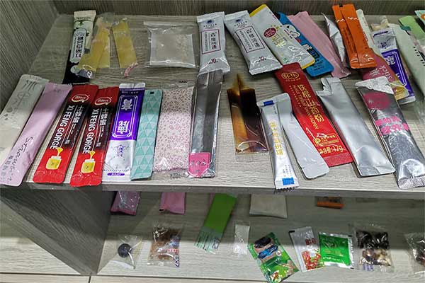 全自動小型包裝機能夠滿足顆粒、條塊、片狀、球狀、粉料、液體、膏體產(chǎn)品的自動定量包裝