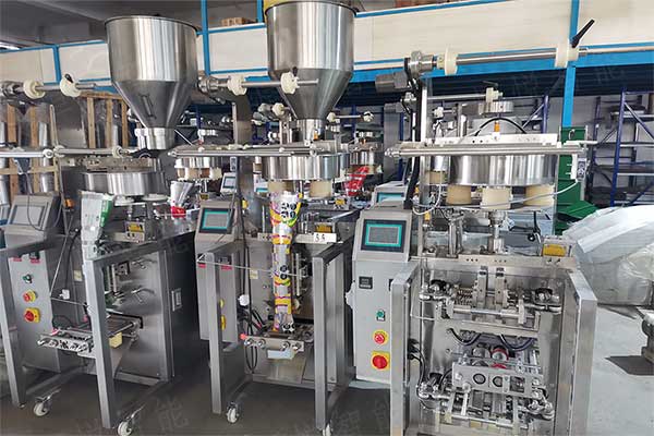 小顆粒全自動包裝機在顆粒劑、干果、膨化小食品等領(lǐng)域應(yīng)用較多