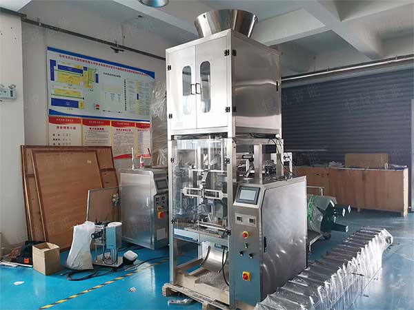 全套粉體自動(dòng)包裝機(jī)流水線由螺桿計(jì)量機(jī)、真空上料機(jī)、成品輸送機(jī)組成